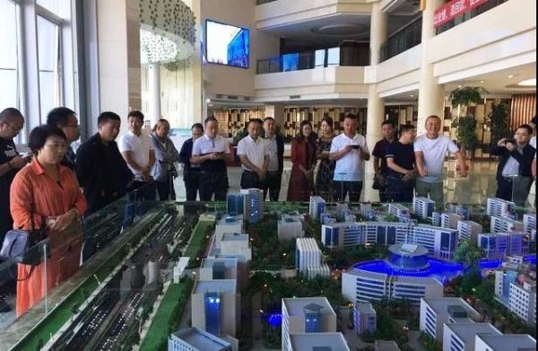 甘肃省五县区工商联会员企业家参观考察新区“pp电子三厂”及“pp电子世贸广场”项目