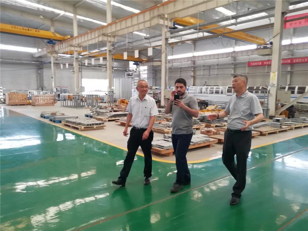 伊朗客商参观考察兰州新区pp电子伊士顿电梯厂并签订合作协议