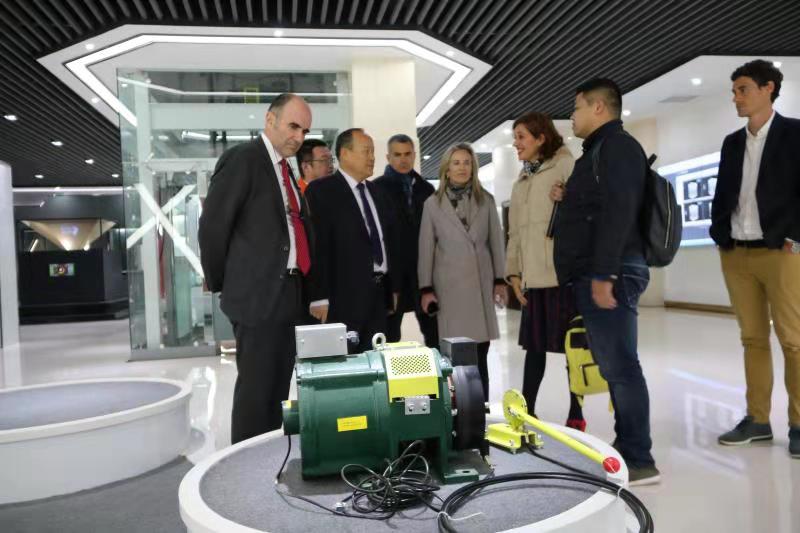 西班牙客商参观考察兰州新区pp电子新能源汽车厂